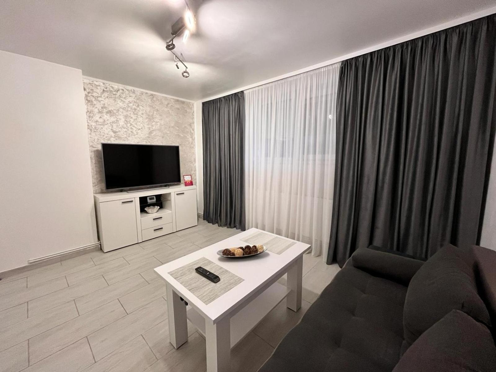 White & Silver Luxury Apartament Craiova Esterno foto