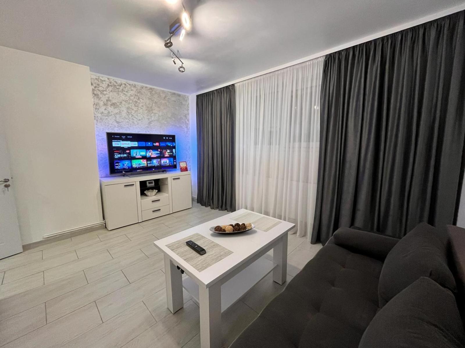 White & Silver Luxury Apartament Craiova Esterno foto