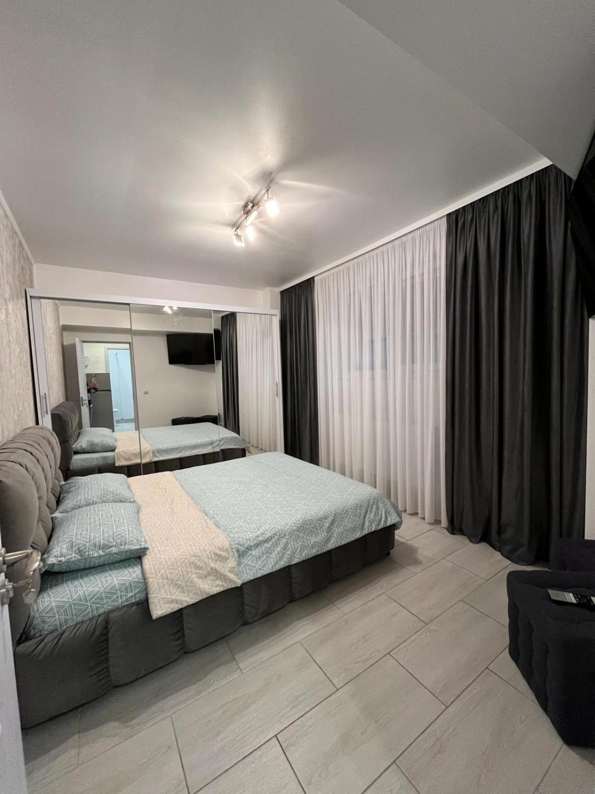 White & Silver Luxury Apartament Craiova Esterno foto