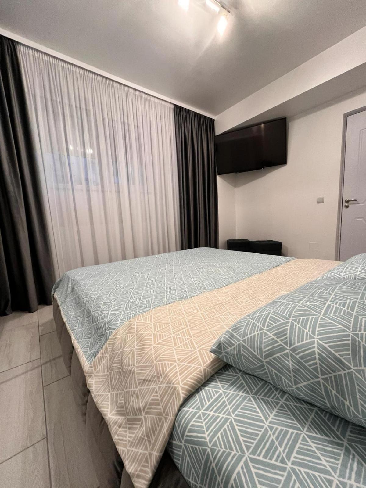 White & Silver Luxury Apartament Craiova Esterno foto